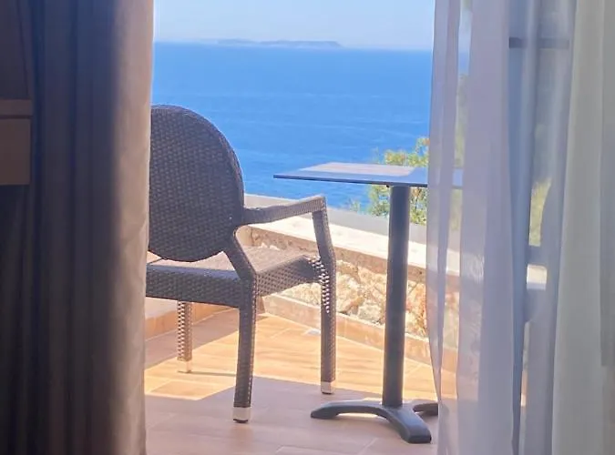 Alex Boutique 3* Himarë